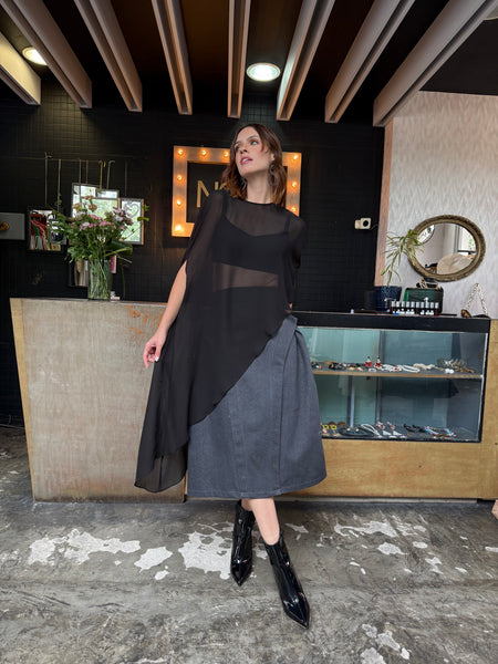 Blusa asimétrica transparente
