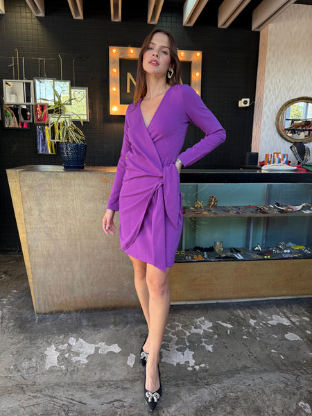 Vestido morado envolvente