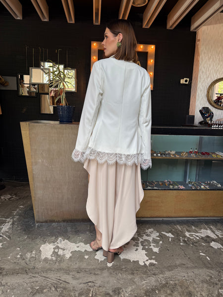 Blazer blanco con encaje