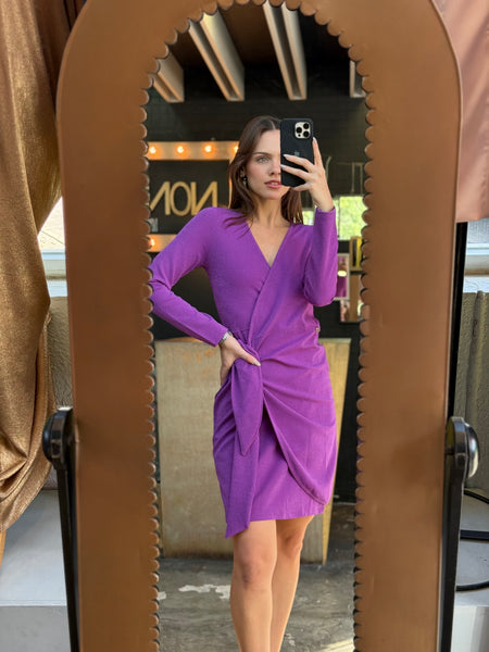 Vestido morado envolvente