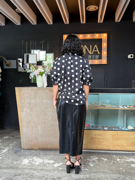 Blusa con puntos blancos
