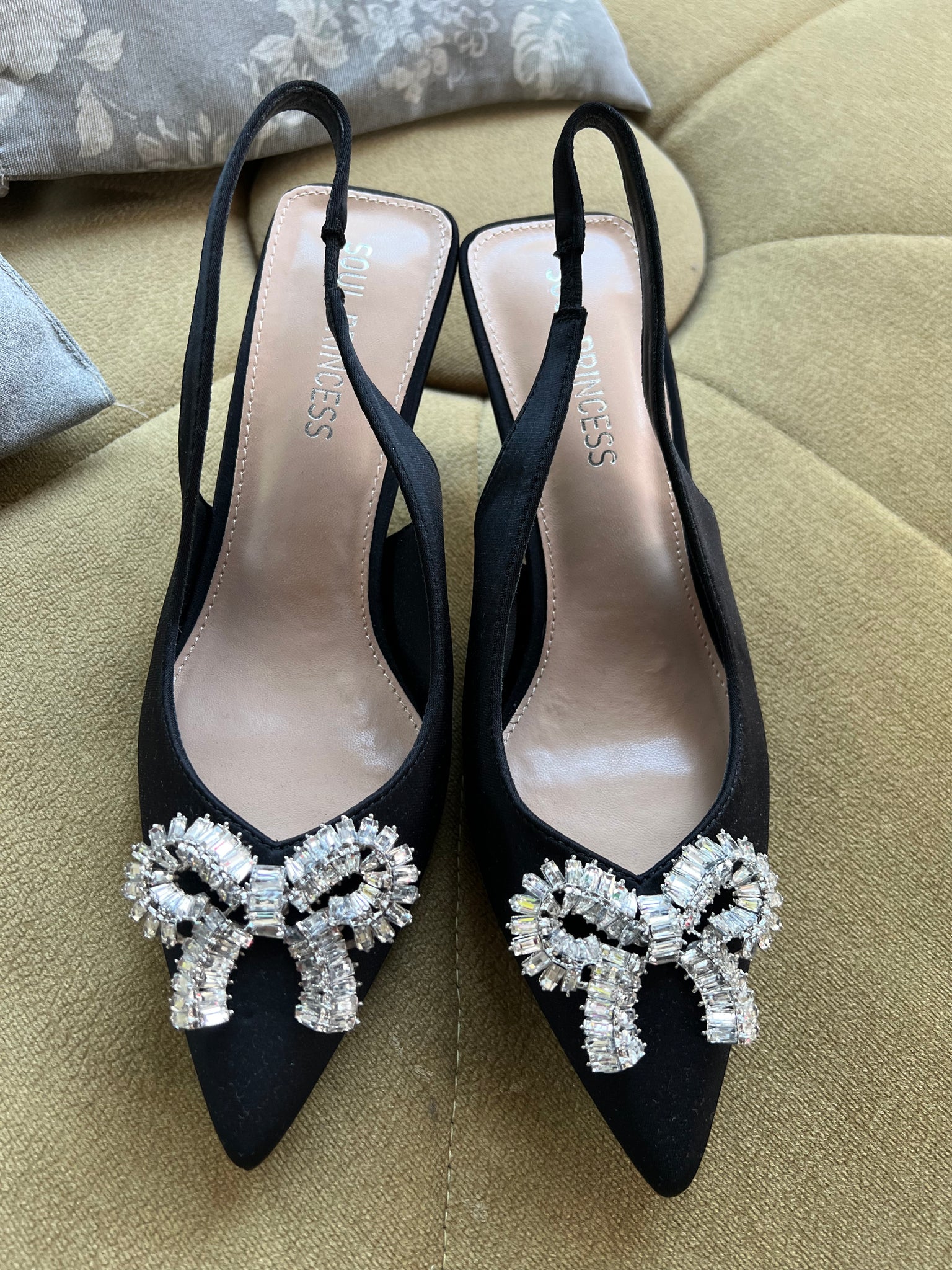 Stiletto negro moño