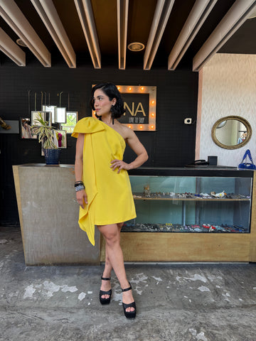 Vestido asimétrico moño