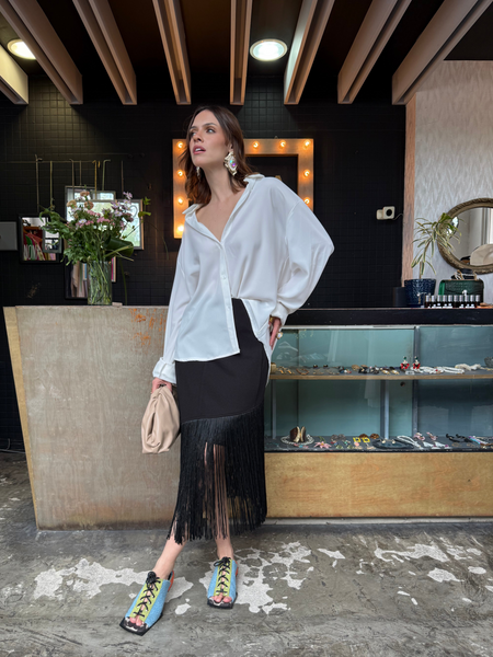Camisa de botones blanca y moño