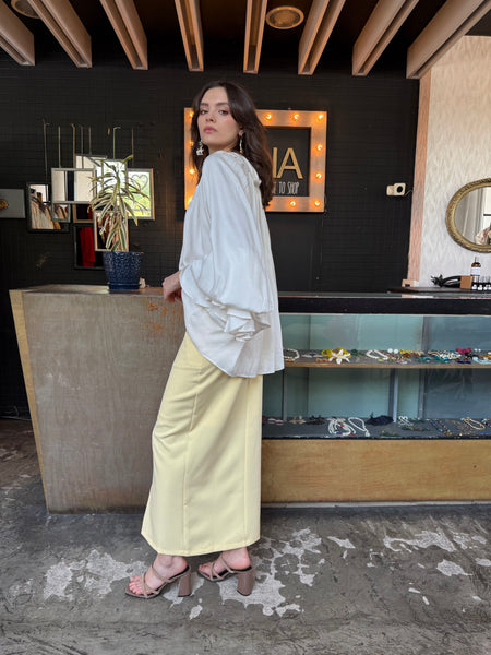 Blusa blanca con vuelo