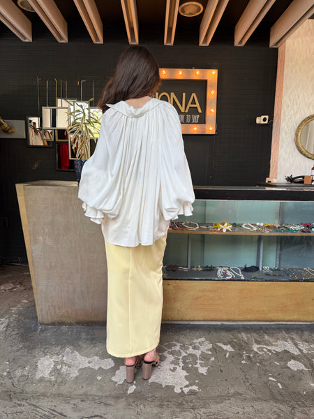 Blusa blanca con vuelo