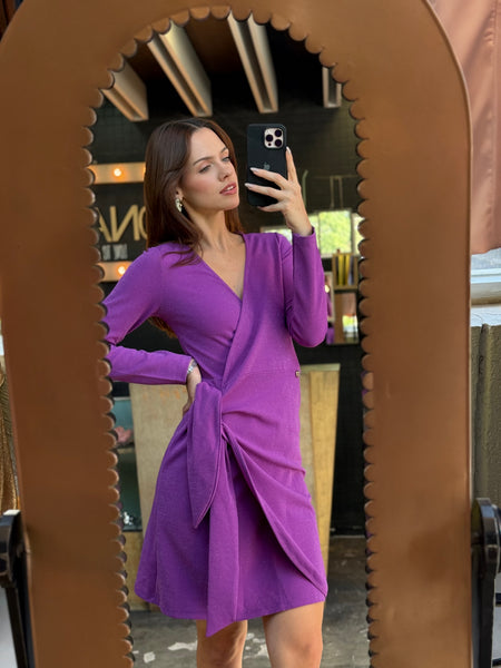 Vestido morado envolvente