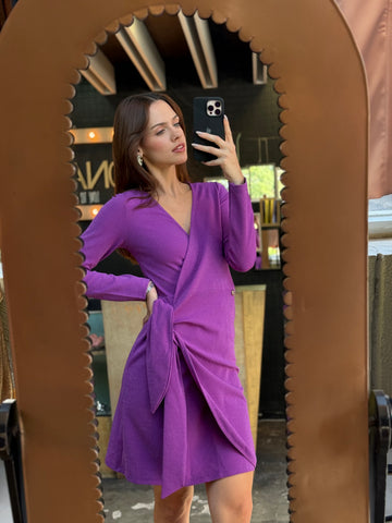 Vestido morado envolvente