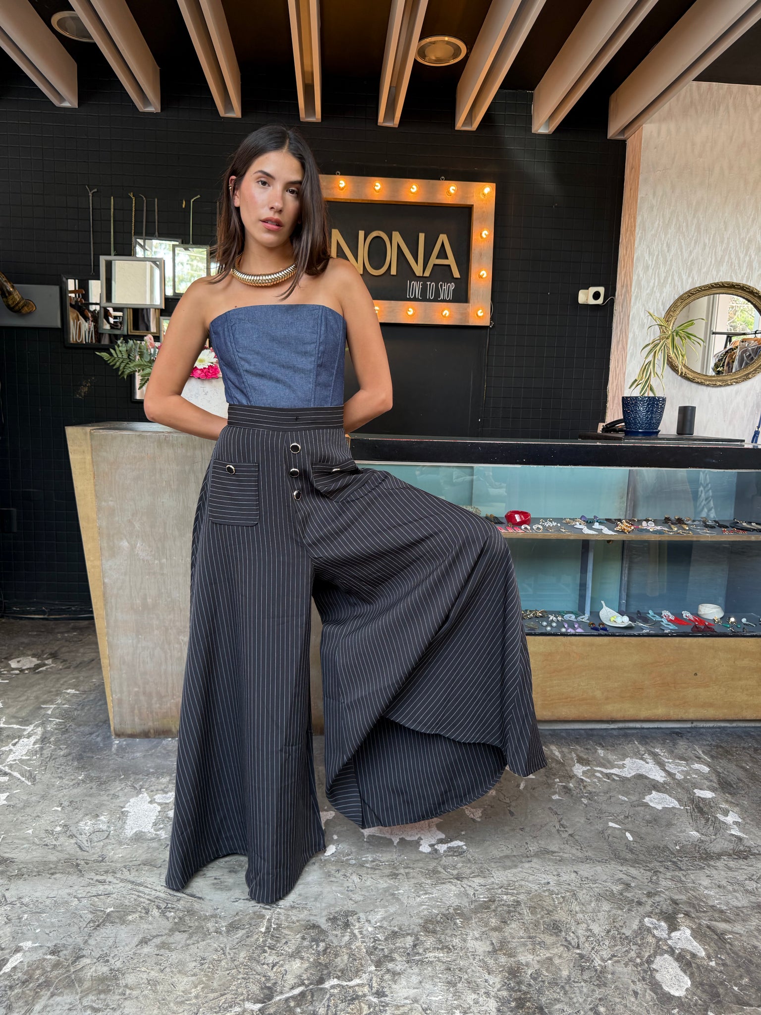 Pantalón negro con rayas