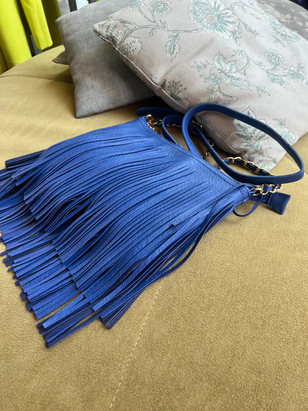 Clutch azul flecos